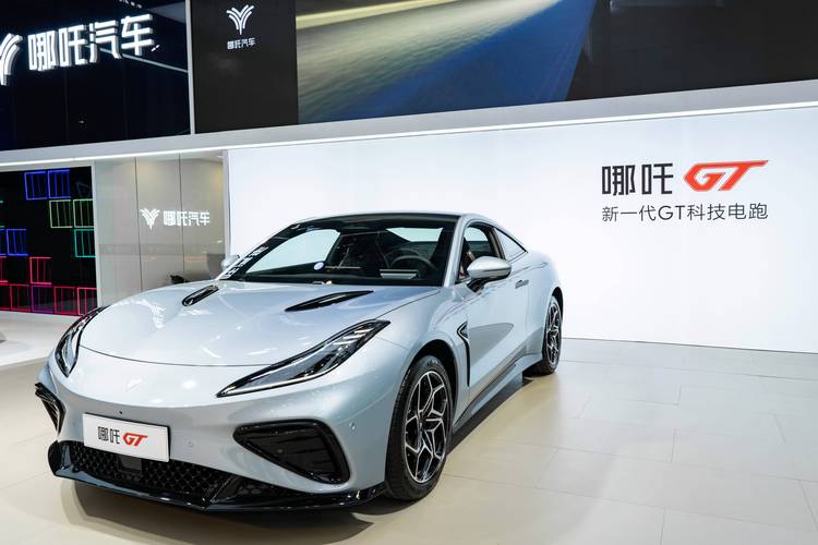 深圳339哪吒汽车在智能汽车领域的表现，领途汽车在新能源汽车市场中的影响力